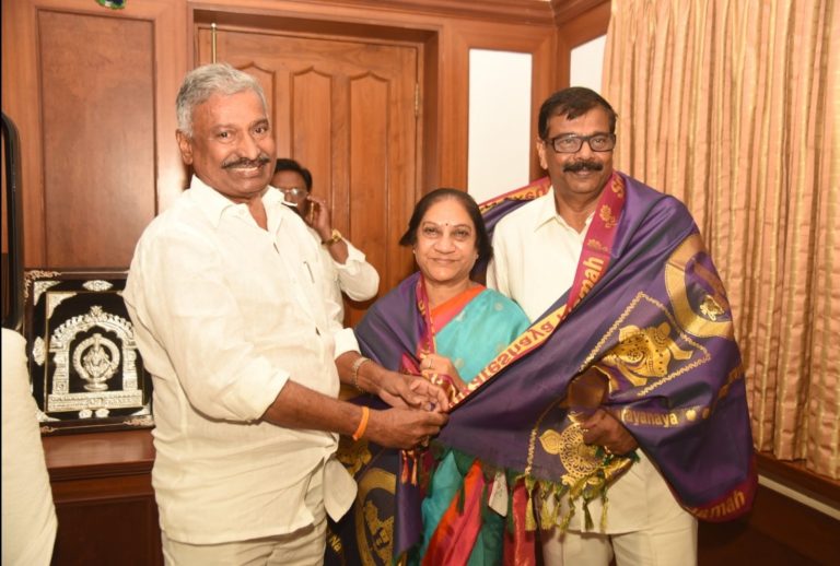 పెద్దిరెడ్డి రామచంద్రారెడ్డిని కలిసిన జడ్పీ చైర్ పర్సన్ ఆనం అరుణమ్మ