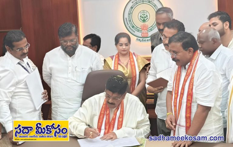 సచివాలయం లోనీ తన ఛాంబర్ లో మంత్రి గా బాధ్యతలు తీసుకున్న ఆనం.